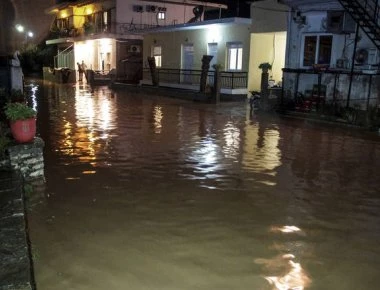 Η «Πηνελόπη» δείχνει τα «δόντια» της - Αποκομμένα 6 χωριά στα Άγραφα - «Πνίγηκε» χωριό στο Αγρίνιο (φώτο-βίντεο)